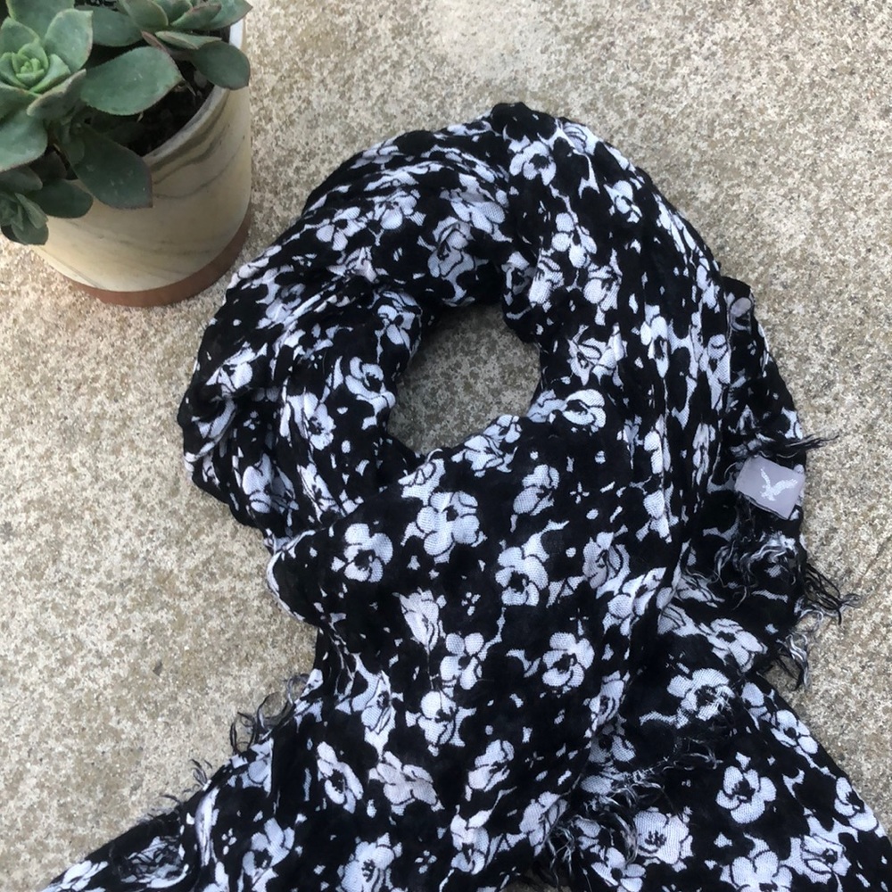 American Eagle black and white scarf